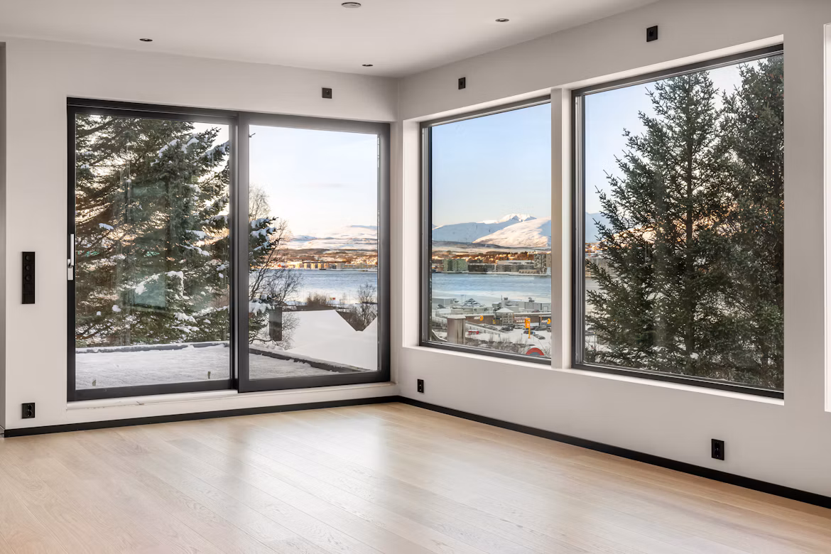Fenêtres et finitions dans une maison élégante